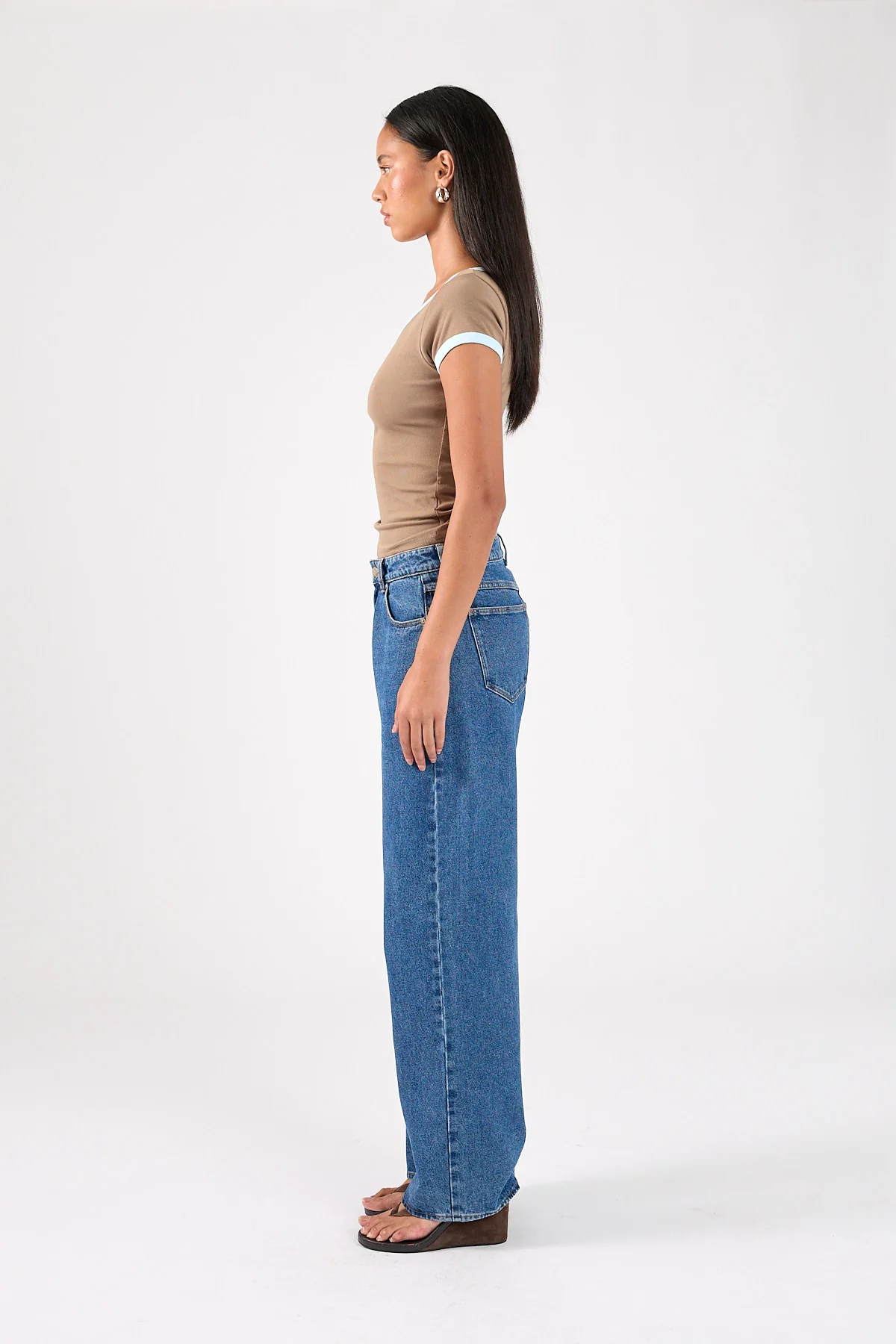 Perfect Stranger Contrast Bind V-neck Tee Taupe - Image 4